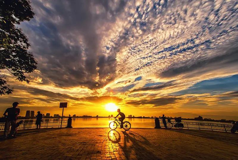 Before Sunrise: The People Who Wake Vietnam Up