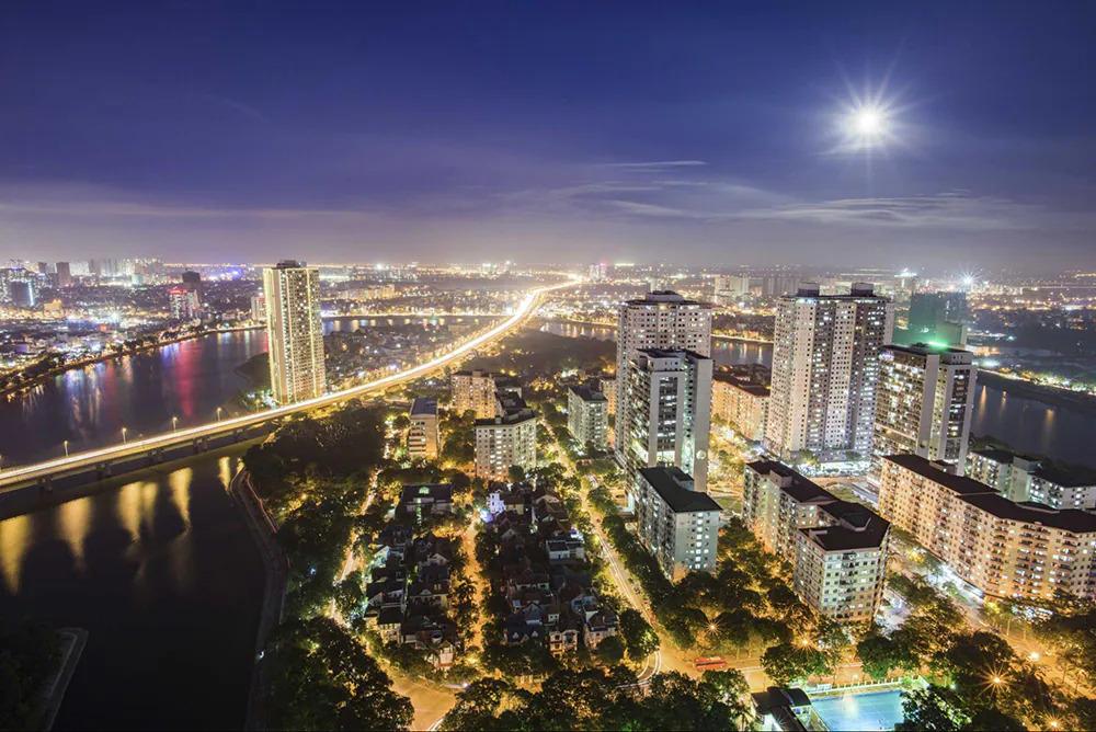 Evenings on Plastic Stools: How Vietnam Socializes After Dark