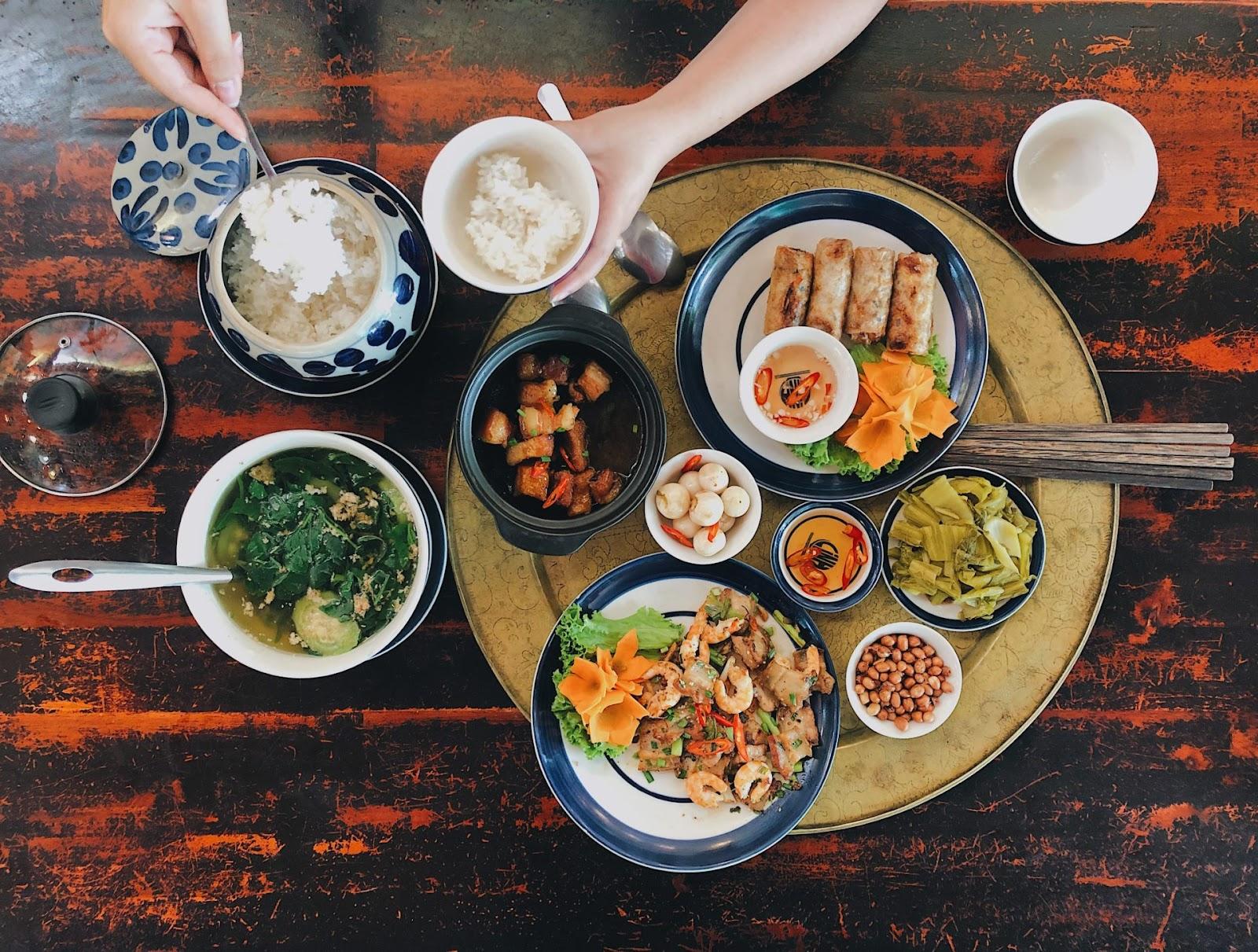 Meals on the Floor: Inside a Vietnamese Family Dinner