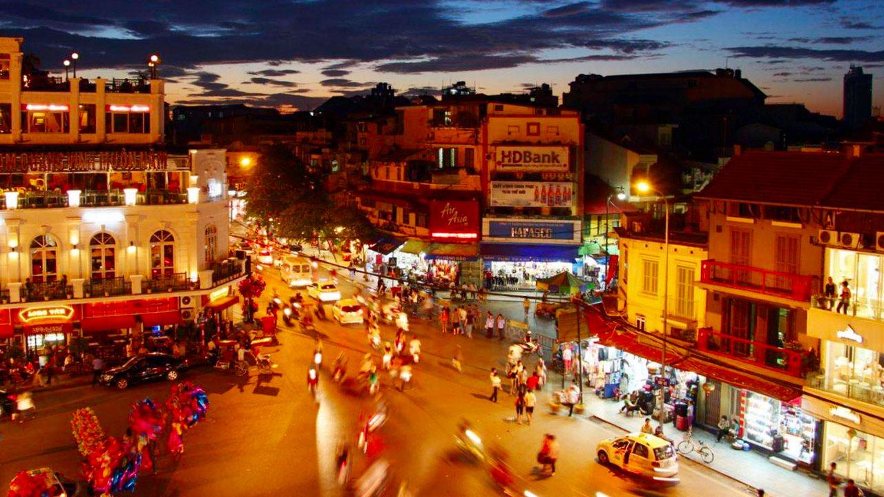 A Morning Inside Hanoi’s Hidden Alley Markets