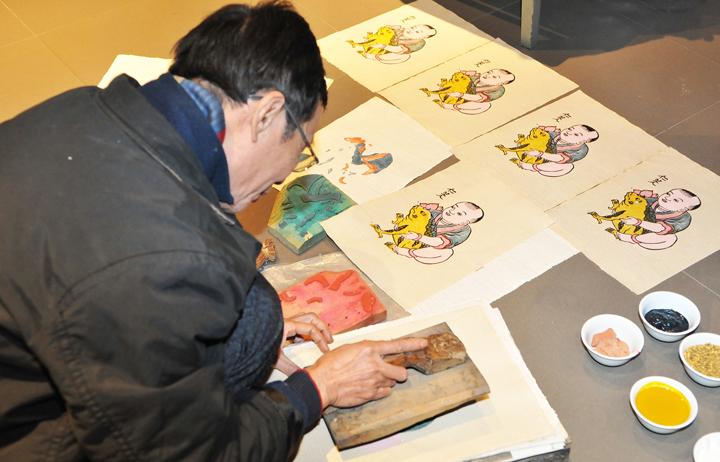 The Last Whisper of Dong Ho Village: Meeting the Folk Painting Artisans
